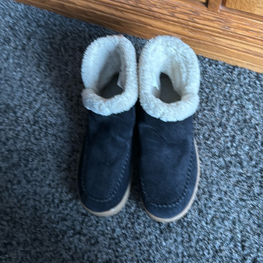 Sanuk corduroy bootie, great shape. Size 6.5.